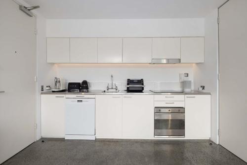 Modern Stay with Skyline Views in Darlinghurst - image 3