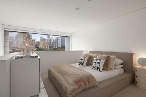 Darlinghurst Retreat with Stunning Skyline Views - image 9