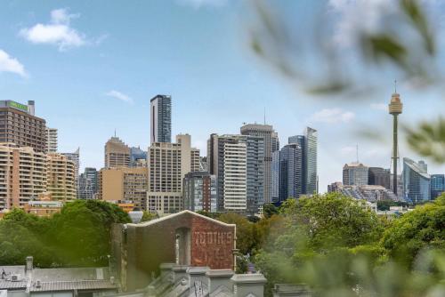 Darlinghurst Retreat with Stunning Skyline Views 