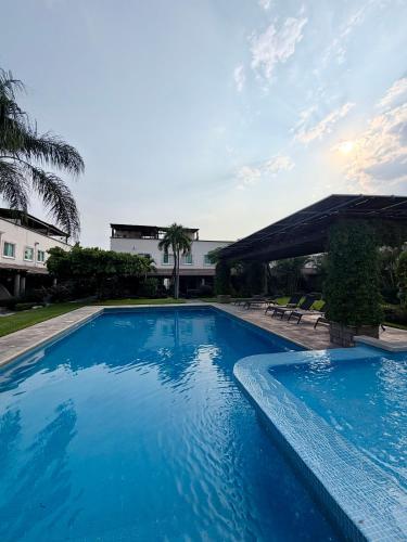 Casa con terraza frente alberca in Crucero Tezoyuca