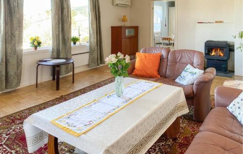 3 Bedroom Awesome Home In Gjemnes in Torvikbukt