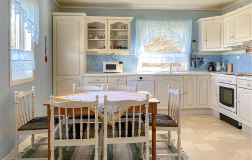 virtuve, 3 Bedroom Awesome Home In Gjemnes in Torvikbukt