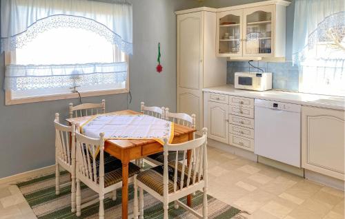 virtuve, 3 Bedroom Awesome Home In Gjemnes in Torvikbukt