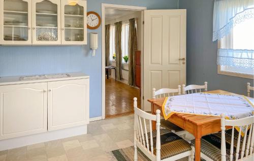 virtuve, 3 Bedroom Awesome Home In Gjemnes in Torvikbukt