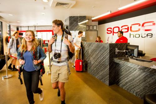 로비, 스페이스 호텔 (Space Hotel) in 멜버른 / 멜번