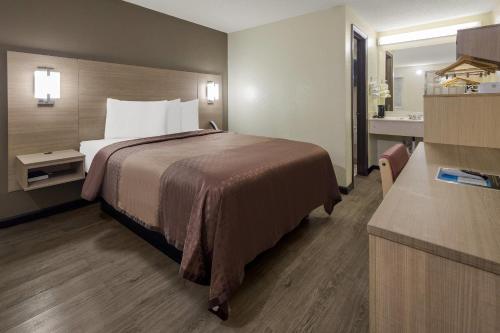 Rodeway Inn - image 40