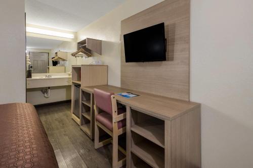 Rodeway Inn - image 29