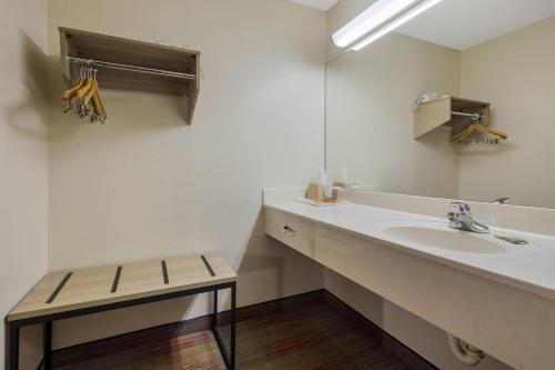 Rodeway Inn - image 36