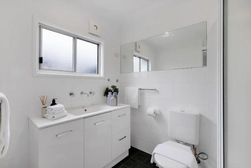 Chic 3-BR Terrace - Prime Location Modern comforts - image 19