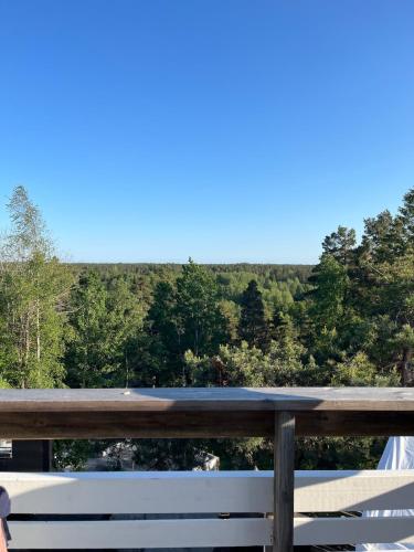 Balkons/terase, Wonderful view of the treetops next to the golf course, 4 bedrooms in Ingaro