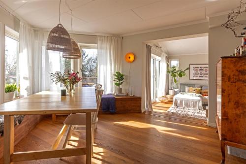 Wonderful view of the treetops next to the golf course, 4 bedrooms in Ingaro