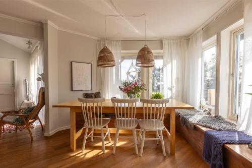 Iekārtas, Wonderful view of the treetops next to the golf course, 4 bedrooms in Ingaro