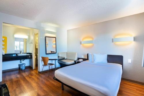 Motel 6-Pleasanton CA - image 35