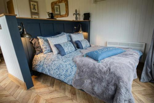 Secluded Countryside Shepherd's Hut on Working Farm near Audley in Balterley