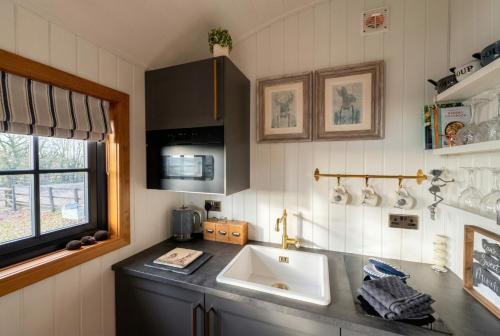 Secluded Countryside Shepherd's Hut on Working Farm near Audley in Balterley