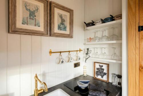 Secluded Countryside Shepherd's Hut on Working Farm near Audley in Balterley