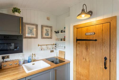 Secluded Countryside Shepherd's Hut on Working Farm near Audley in Balterley