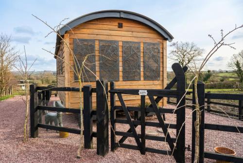 Secluded Countryside Shepherd's Hut on Working Farm near Audley in Balterley