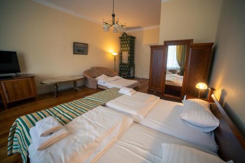 1 queen bed, 1 sofa bed