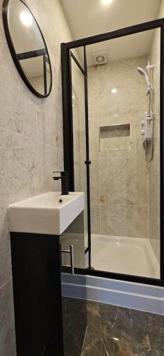 Studio - Near Regents Park - WiFi - Sleeps 2 - image 4