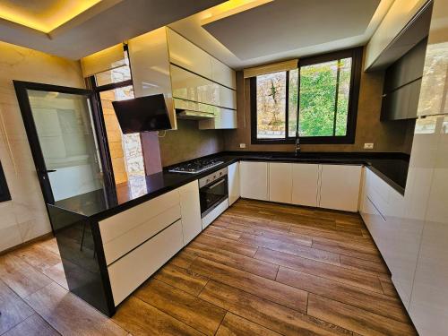 Panoramic 6BR Stay Rooftop, Views & Parking in Douma