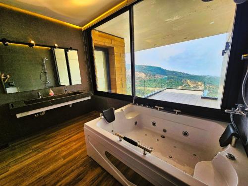 Vannas istaba, Panoramic 6BR Stay Rooftop, Views & Parking in Douma