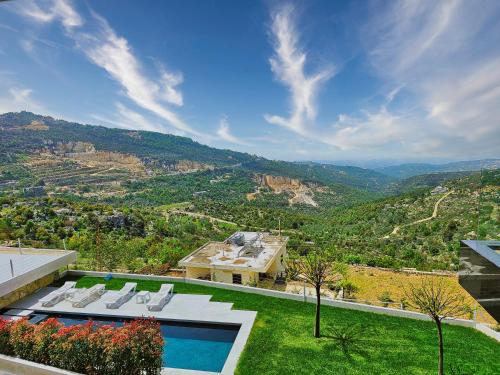 Skats, Panoramic 6BR Stay Rooftop, Views & Parking in Douma