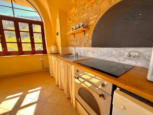 virtuve, Elegant Apartment With Pool in Praelo