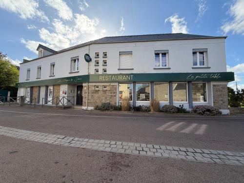 . Logis Hôtel Au Moyne de Saire