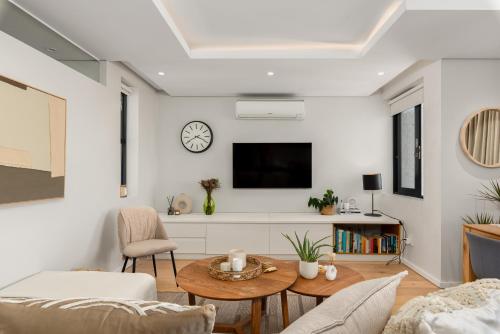 Spacious Designer Apartment with Balcony and Pool - image 11