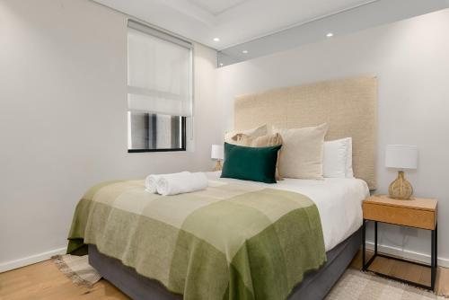 Spacious Designer Apartment with Balcony and Pool - image 5
