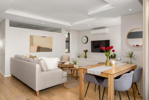 Spacious Designer Apartment with Balcony and Pool - image 2