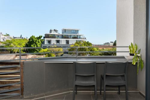 Spacious Designer Apartment with Balcony and Pool - image 3