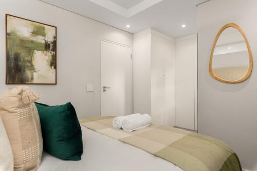 Spacious Designer Apartment with Balcony and Pool - image 6