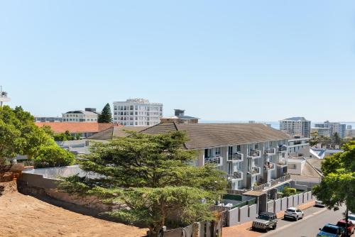 Spacious Designer Apartment with Balcony and Pool - image 4