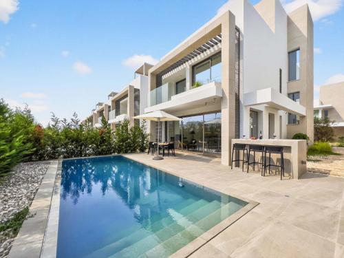 Azure Amber Villa in Paralimni