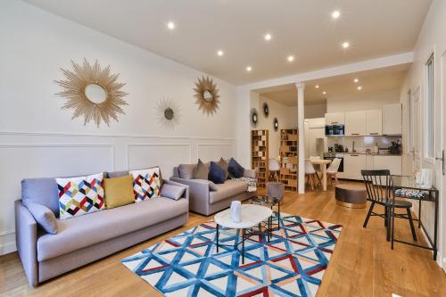 UrbanFlat 34 - Spacious & Bright Parisian Home - image 2