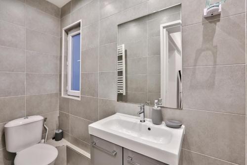 UrbanFlat 34 - Spacious & Bright Parisian Home - image 13