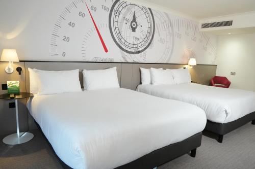 Mercure Dartford Brands Hatch Hotel & Spa Room Type - Classic family room with 2 double beds