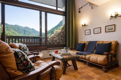 Les Soldanelles Cozy Alpine Apartment in Chamonix | Ski Access & Mountain Views - Happy Rentals