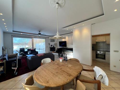 Viesnīcas āriene, Große Terrassenwohnung mit Seeblick in Stechlin