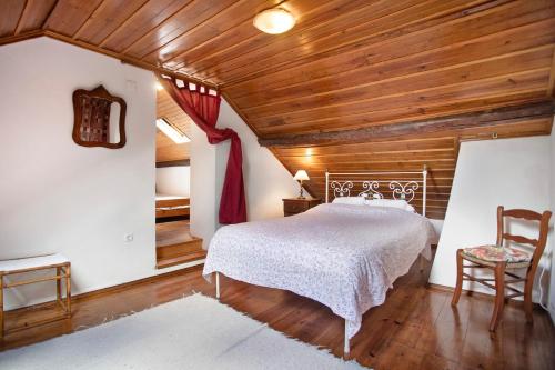 1 queen bed, 1 twin bed
