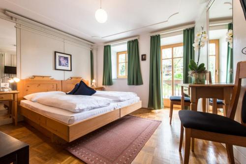 1 king bed, 1 sofa bed