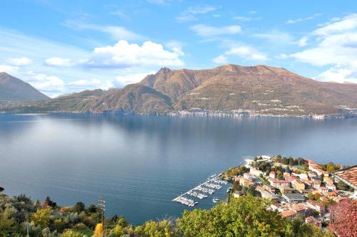  Ampia vista sul lago di Como in Bellano