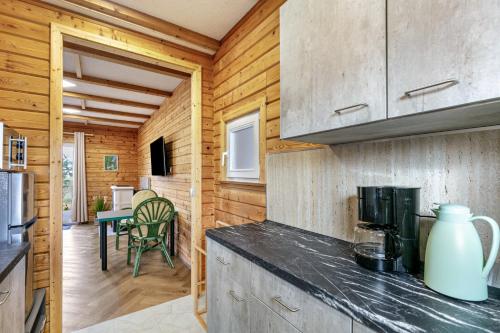 Konyha, Holzhaus am Waldrand in Niederfinow
