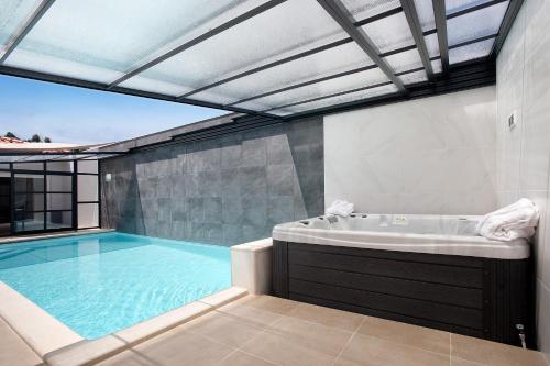 Bassein, Villa Flor Rosa Piscina e Jacuzzi in Salir de Matos