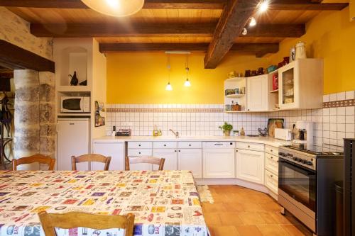 virtuve, Maison de Ferme in Montagrier