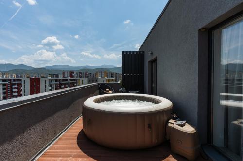 Skylark - Stockholm Penthouse with Jacuzzi, Movie Theater & Panoramic View, Brasov (foto 4)