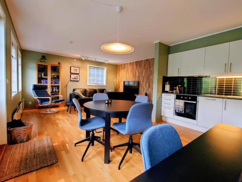 virtuve, Modern Mountain Apartment with Balcony & Views in Roldal