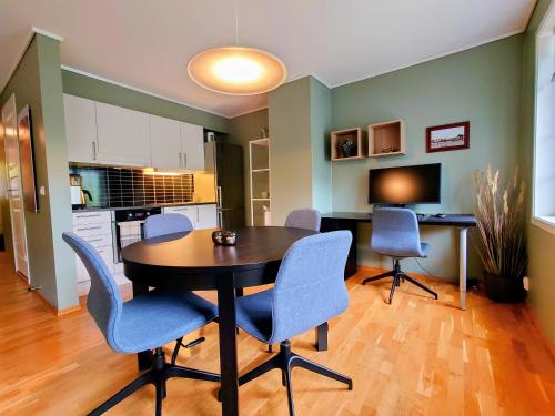 virtuve, Modern Mountain Apartment with Balcony & Views in Roldal